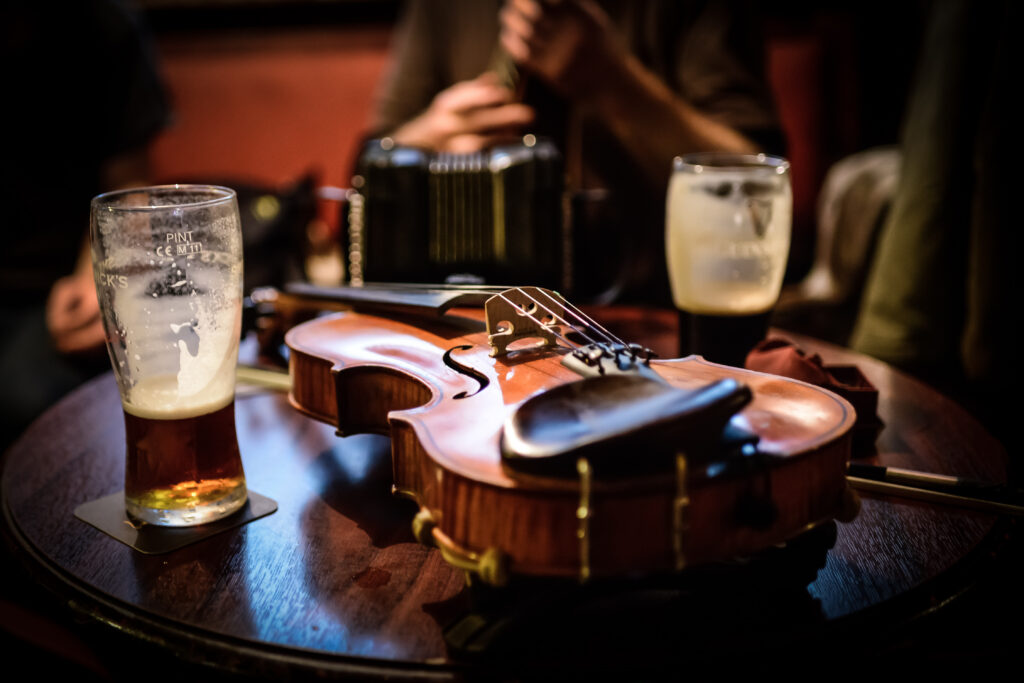 Traditional Irish music session with violin and drinks in Dublin pub played near ariel house dublin