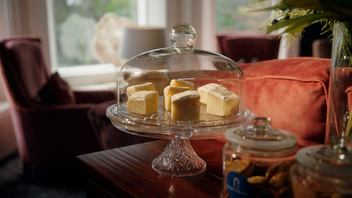 Hausgemachte Kuchen unter einer Glaskuppel im Salon des Ariel House in Dublin