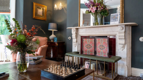 Salon im Ariel House in Dublin mit Kamin, Blumen und Schachspiel