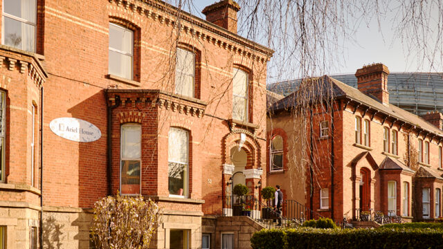 Façade victorienne en briques rouges de la maison d'hôtes de charme Ariel House à Ballsbridge, Dublin 4