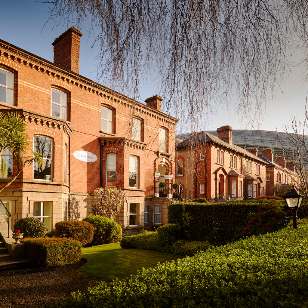 ariel-house-exterior-victorian-guesthouse-ballsbridge-dublin-4 Außenansicht des viktorianischen Gästehauses Ariel House in Ballsbridge, Dublin 4, mit Gärten und roten Backsteingebäuden