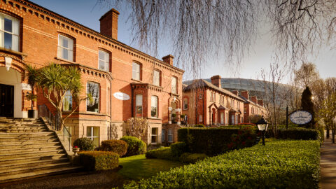 Viktorianische Fassade aus roten Backsteinen des Boutique-Gästehauses Ariel House in Ballsbridge, Dublin 4