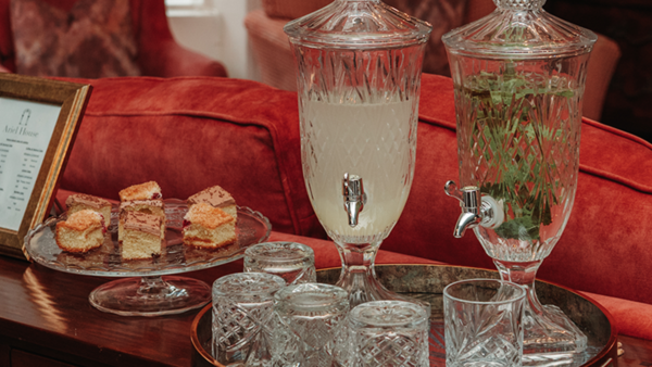 Chá da tarde no Ariel House Dublin com bolos caseiros, limonada e taças elegantes.