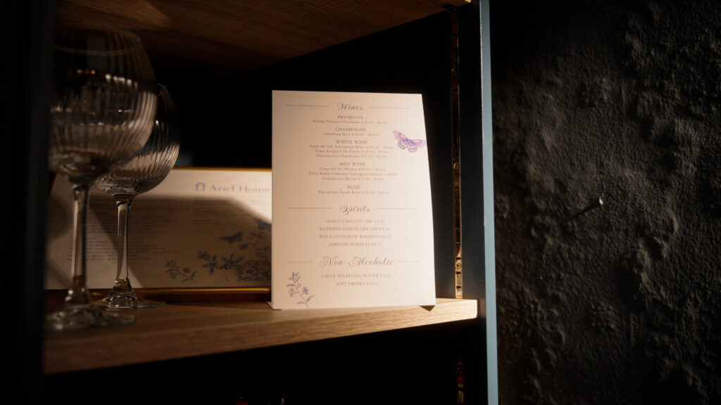 menu du bar en libre-service du salon de la maison Ariel La carte des boissons du Honesty Bar est affichée dans le salon de l'Ariel House à Dublin.
