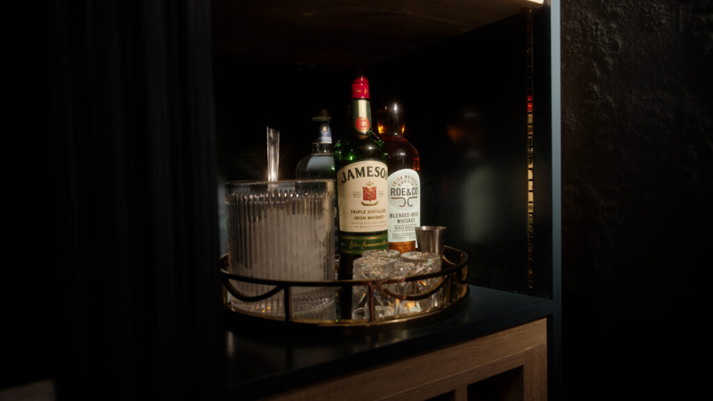 salon de dessin du bar à honnêteté d'Ariel House Bar en libre-service proposant des spiritueux irlandais de qualité supérieure dans le salon de l'Ariel House à Dublin