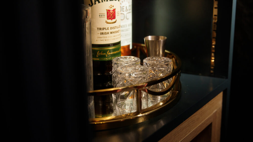 verrerie en cristal du bar à l'honnêteté d'Ariel House Verres en cristal et rafraîchissements disponibles au bar en libre-service Ariel House à Dublin